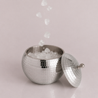 Hielera con hielos cayendo