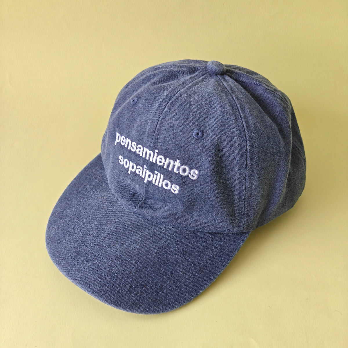 Gorra bordada pensamientos sopaipillos